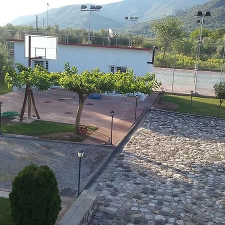 Studio With Tenis Court And Mini Basket Apartment Aigio Bagian luar foto